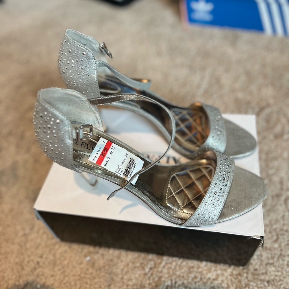 Alfani silver metallic heels 9 1/2